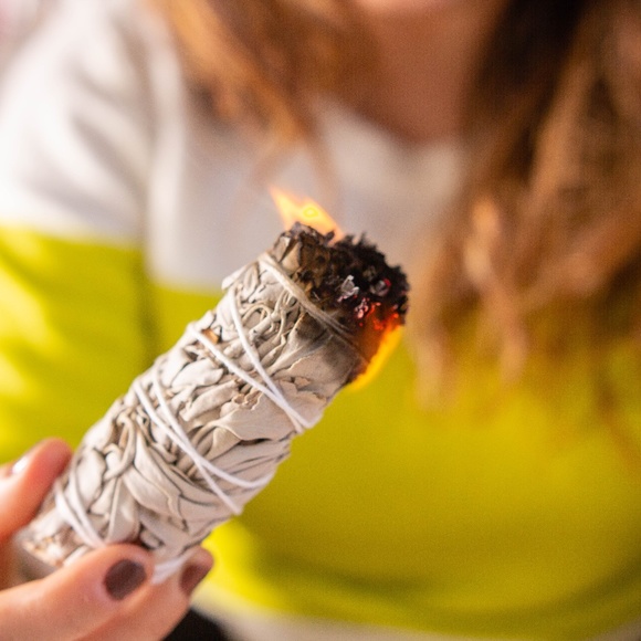 SAGE SMUDGING KIT- Palo Santo Sage Candle + Two Sage Bundles - Cleansing Set - Picture 5 of 7